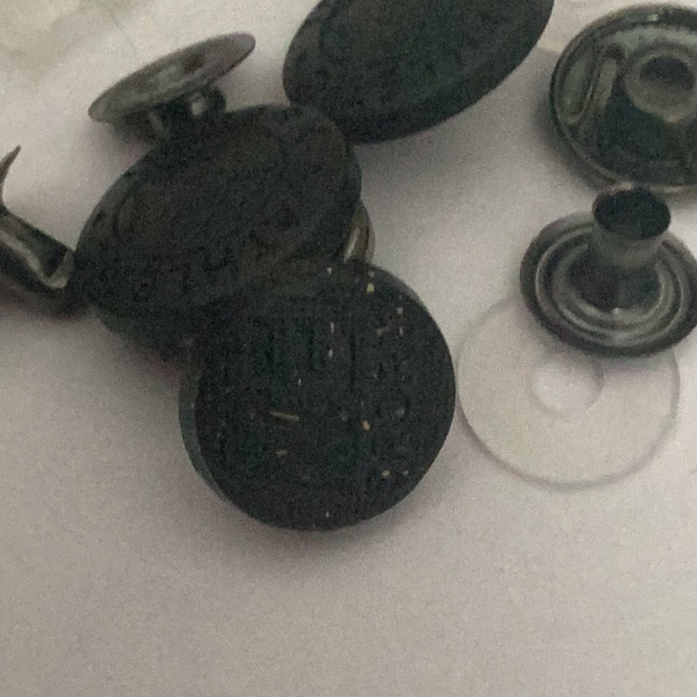 Buttons and snaps . - Picture 5 of 5